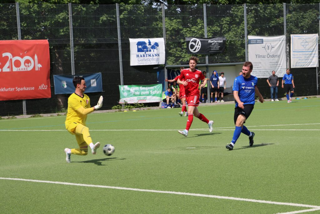Hier erzielt Lukas Knell gerade das 2:0 gegen die Spfrd. Seligenstadt. Foto: Andre Sturmeit